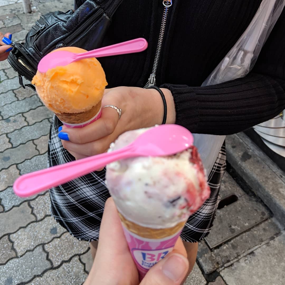 Picture of two ice cream scoops.